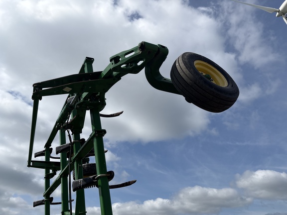 2011 John Deere 2410 Chisel Plow