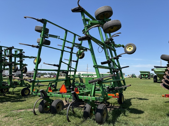2011 John Deere 2410 Chisel Plow