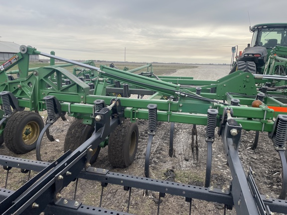 2008 John Deere 2210 Field Cultivator