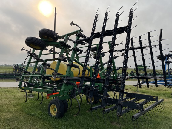 2004 John Deere 2210 Field Cultivator