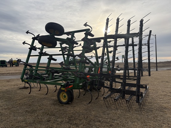 2004 John Deere 2210 Field Cultivator