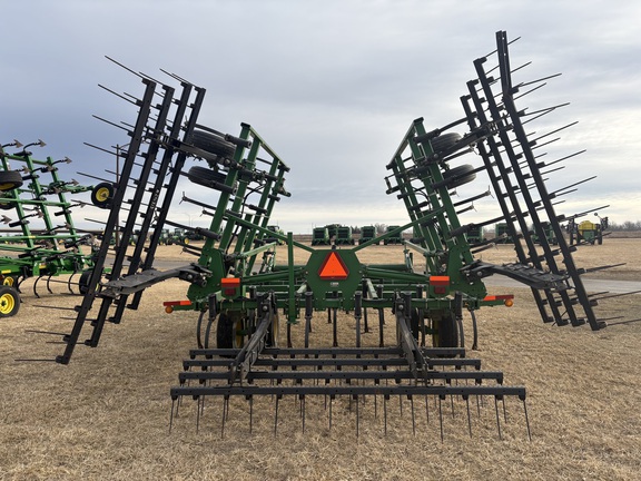 2004 John Deere 2210 Field Cultivator