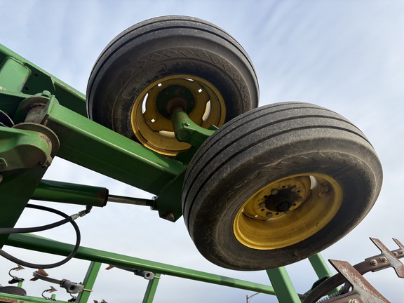 2004 John Deere 2210 Field Cultivator