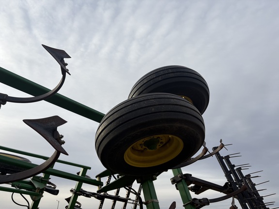 2004 John Deere 2210 Field Cultivator