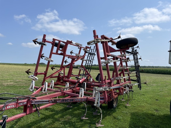 Wil-Rich 2800 Field Cultivator