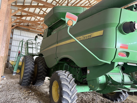 2012 John Deere S670 Combine