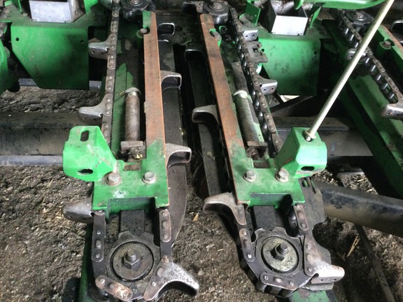 2010 John Deere 608C Header Corn Head