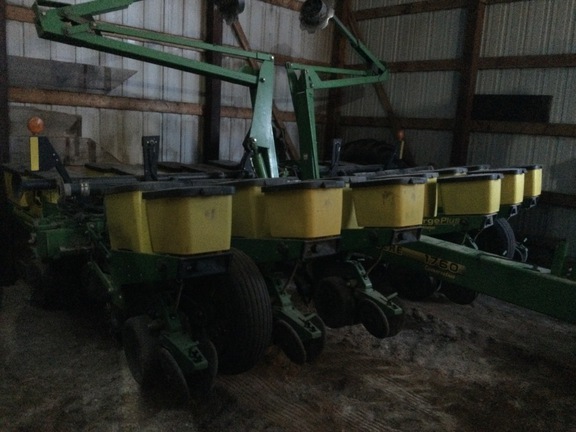 2002 John Deere 1760 Planter