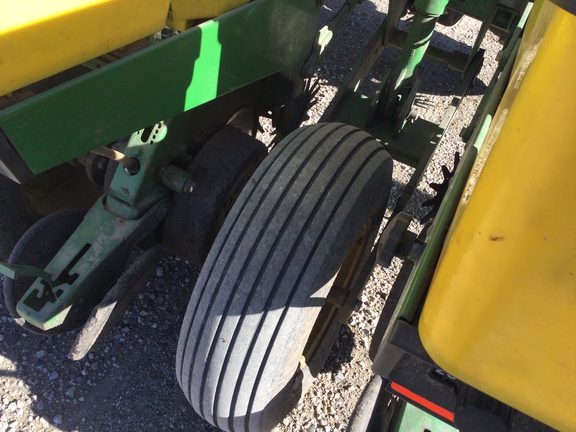 2002 John Deere 1760 Planter