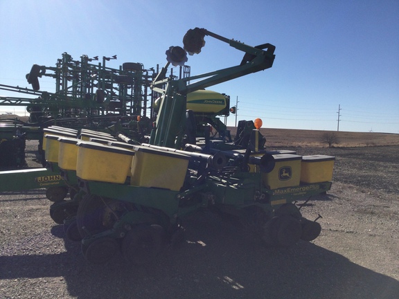 2002 John Deere 1760 Planter