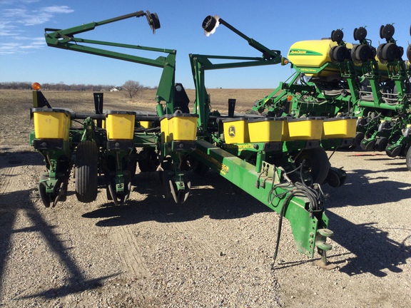 2002 John Deere 1760 Planter