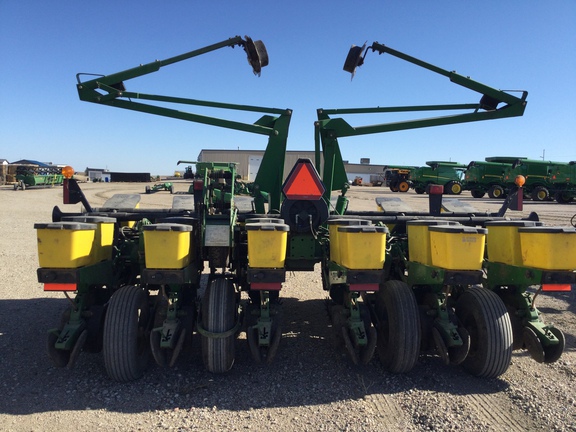 2002 John Deere 1760 Planter