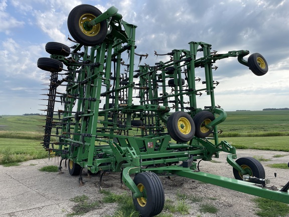 2016 John Deere 2210 Field Cultivator