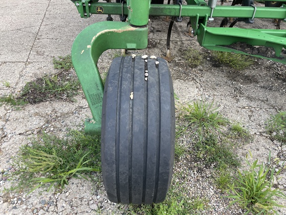 2016 John Deere 2210 Field Cultivator