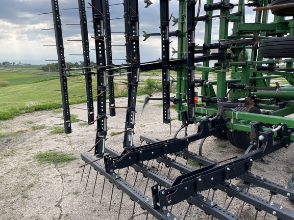 2016 John Deere 2210 Field Cultivator