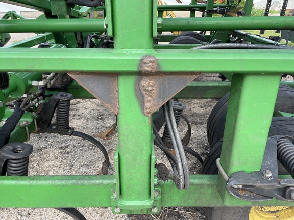 2016 John Deere 2210 Field Cultivator