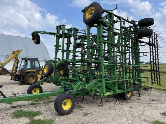 2016 John Deere 2210 Field Cultivator