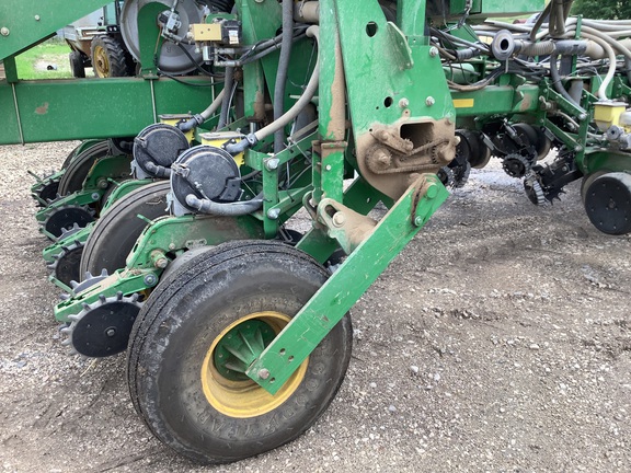2004 John Deere 1770NT CCS Planter