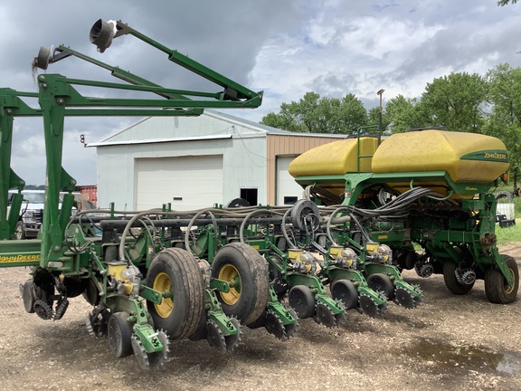 2004 John Deere 1770NT CCS Planter
