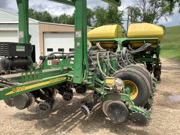 2004 John Deere 1770NT CCS Planter
