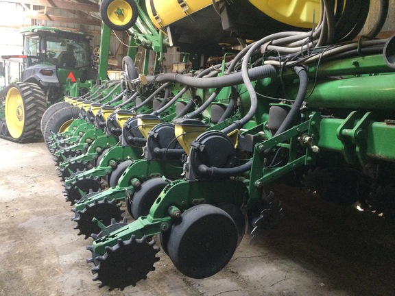 2010 John Deere 1770NT CCS Planter
