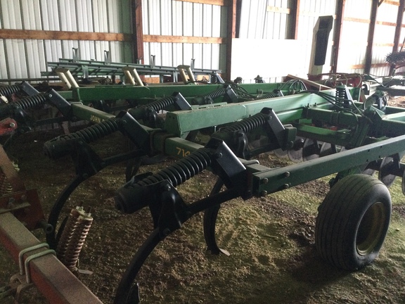 1990 John Deere 714 Chisel Plow