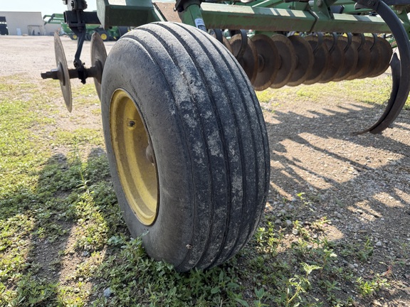 1990 John Deere 714 Chisel Plow