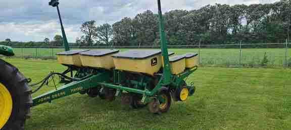 1989 John Deere 7200 Planter