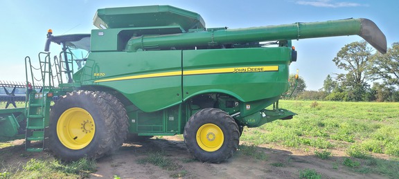 2016 John Deere S670 Combine