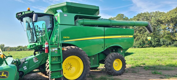 2016 John Deere S670 Combine