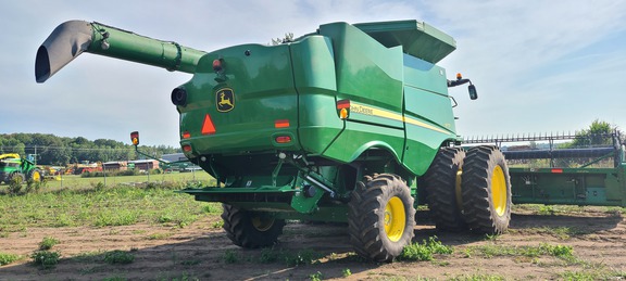 2016 John Deere S670 Combine