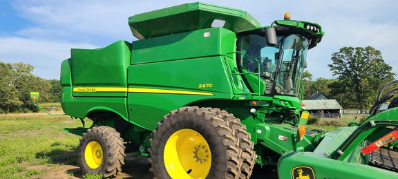 2016 John Deere S670 Combine
