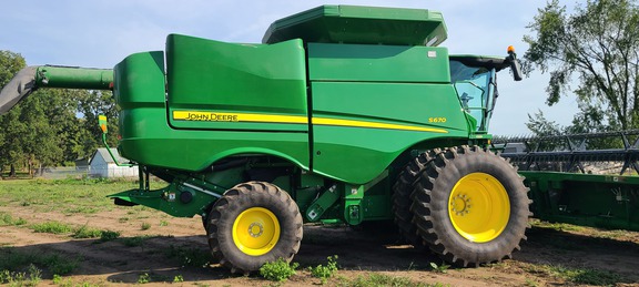 2016 John Deere S670 Combine