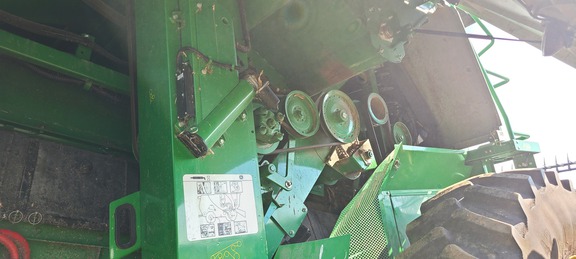 2016 John Deere S670 Combine