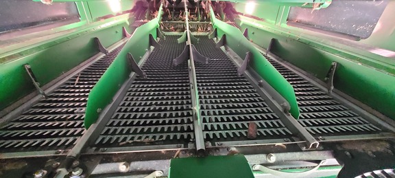 2016 John Deere S670 Combine