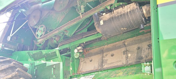 2016 John Deere S670 Combine