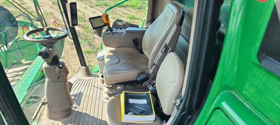 2016 John Deere S670 Combine