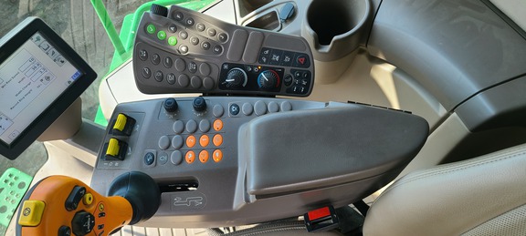 2016 John Deere S670 Combine