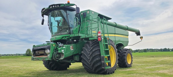 2017 John Deere S680 Combine