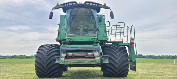 2017 John Deere S680 Combine