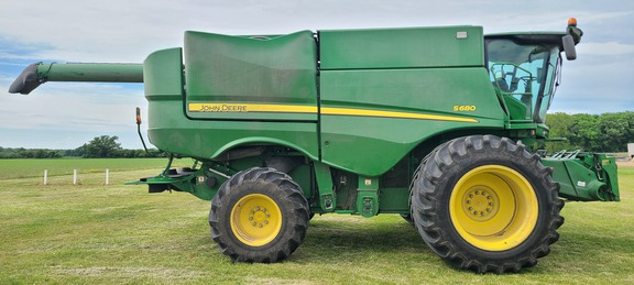 2017 John Deere S680 Combine
