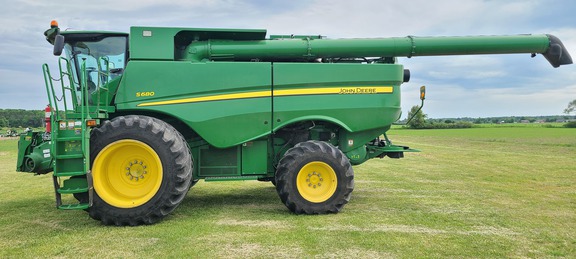 2017 John Deere S680 Combine