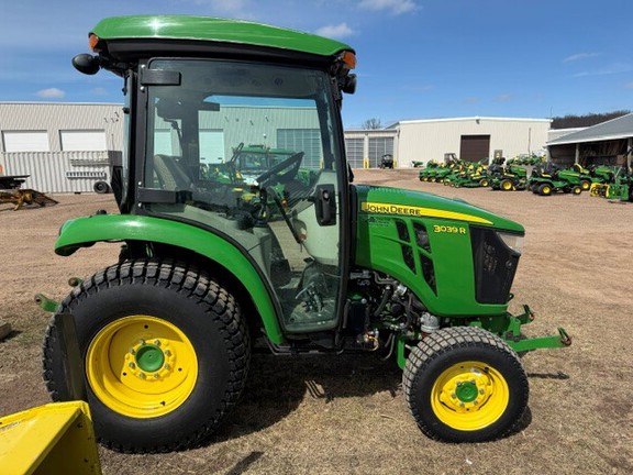 2022 John Deere 3039R Tractor Compact