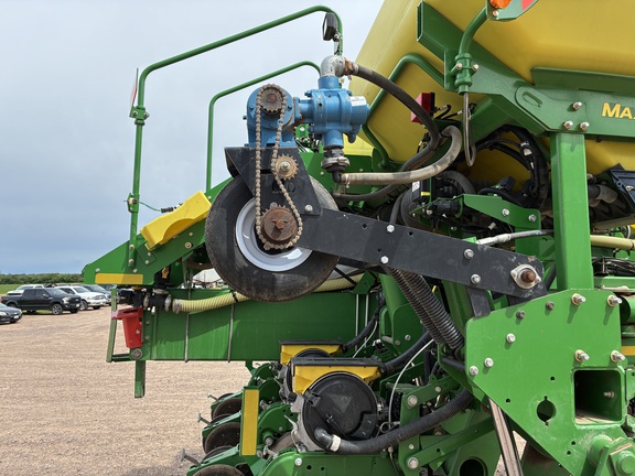 2013 John Deere 1770NT CCS Planter