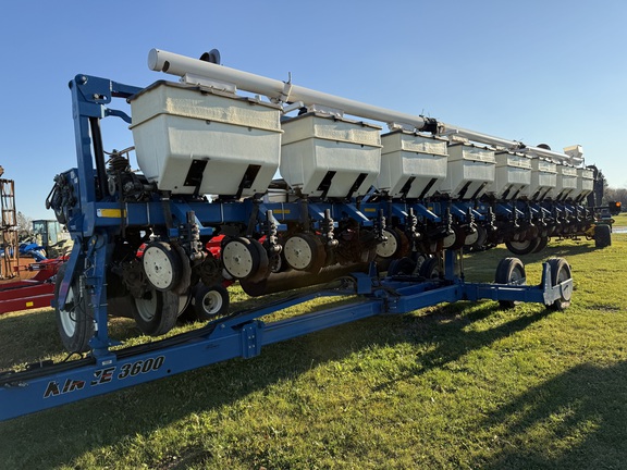 2013 Kinze 3600 Planter