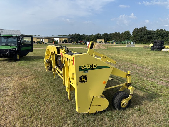 2006 John Deere 640B Header Forage