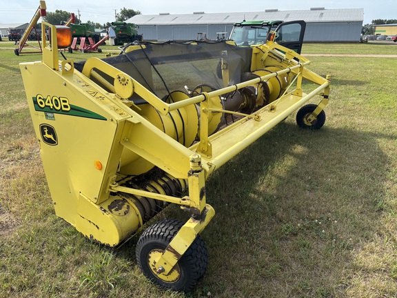 2006 John Deere 640B Header Forage