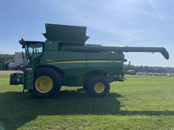 2013 John Deere S690 Combine