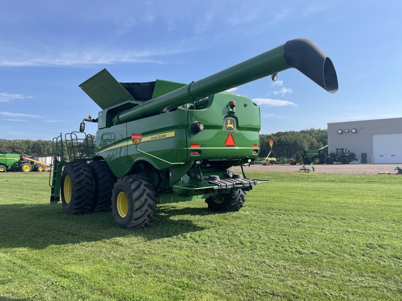 2013 John Deere S690 Combine