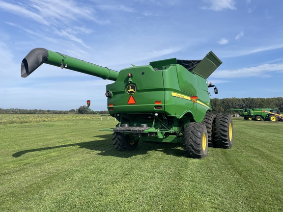 2013 John Deere S690 Combine